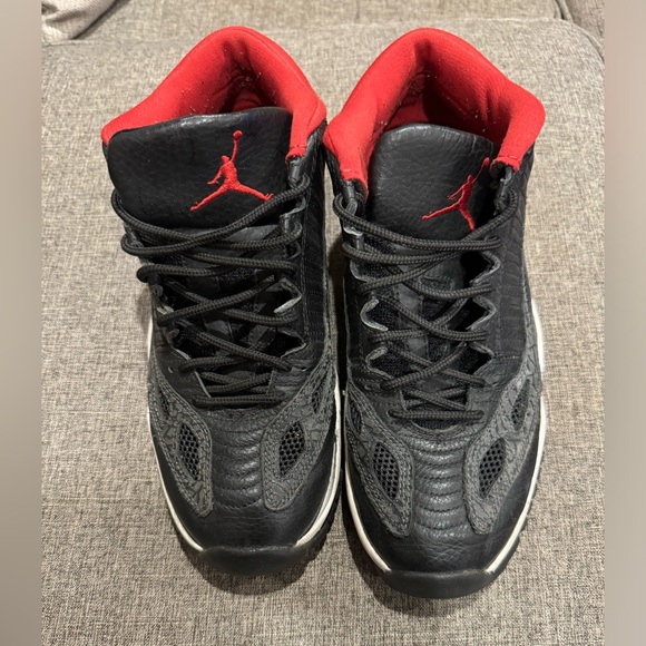Air Jordan 11 Retro Low IE 'Black Charcoal Red - Picture 1 of 5
